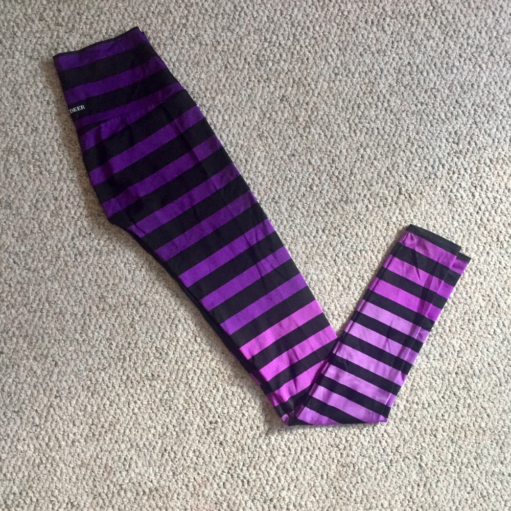 K-DEER leggings in ombré purple stripes.